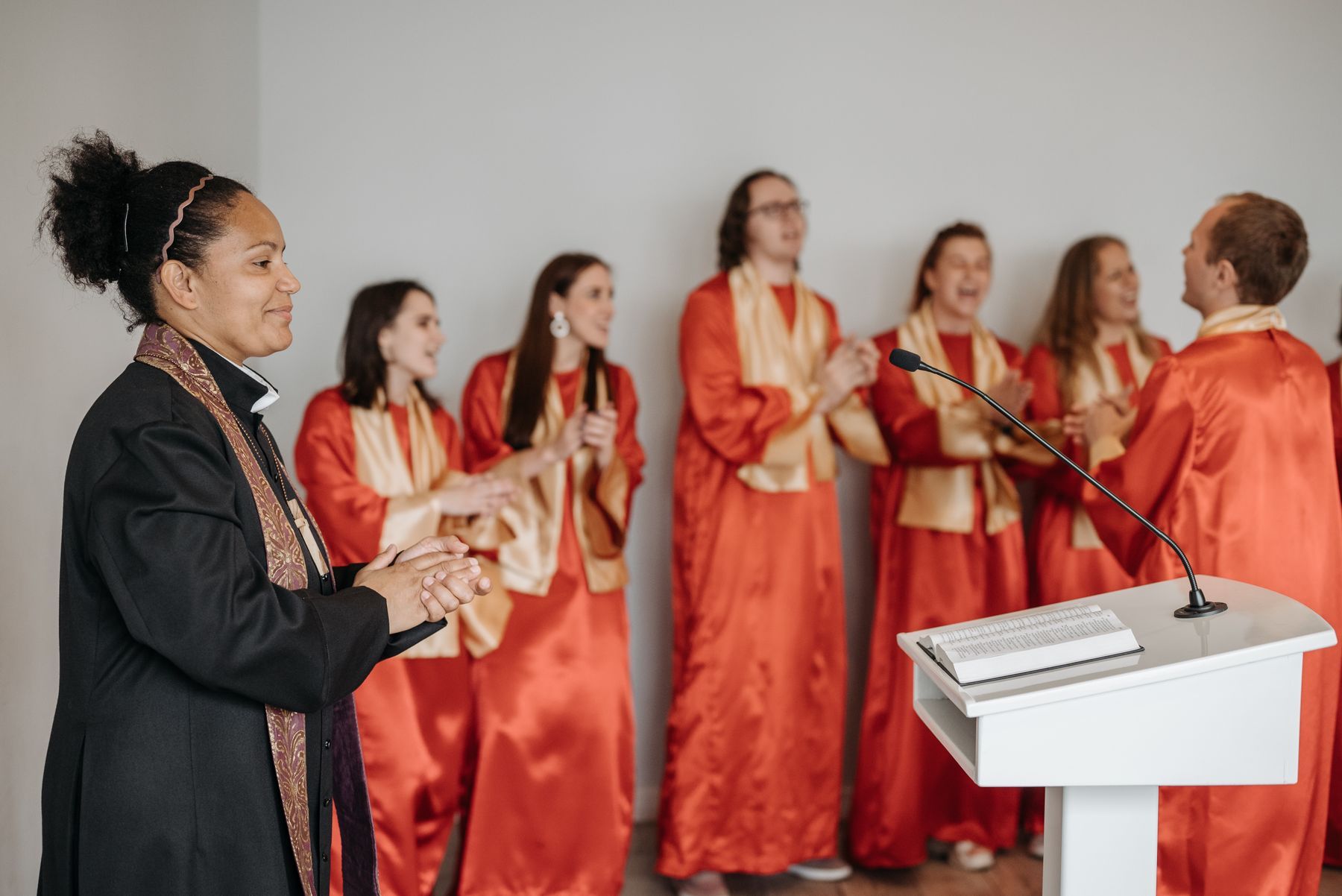 The choir singing in red gowns